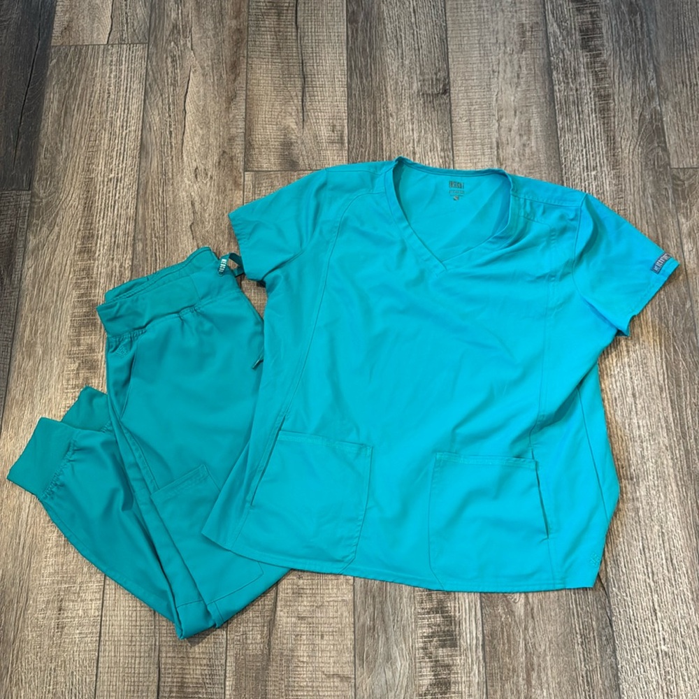 Med Couture insight teal scrub set